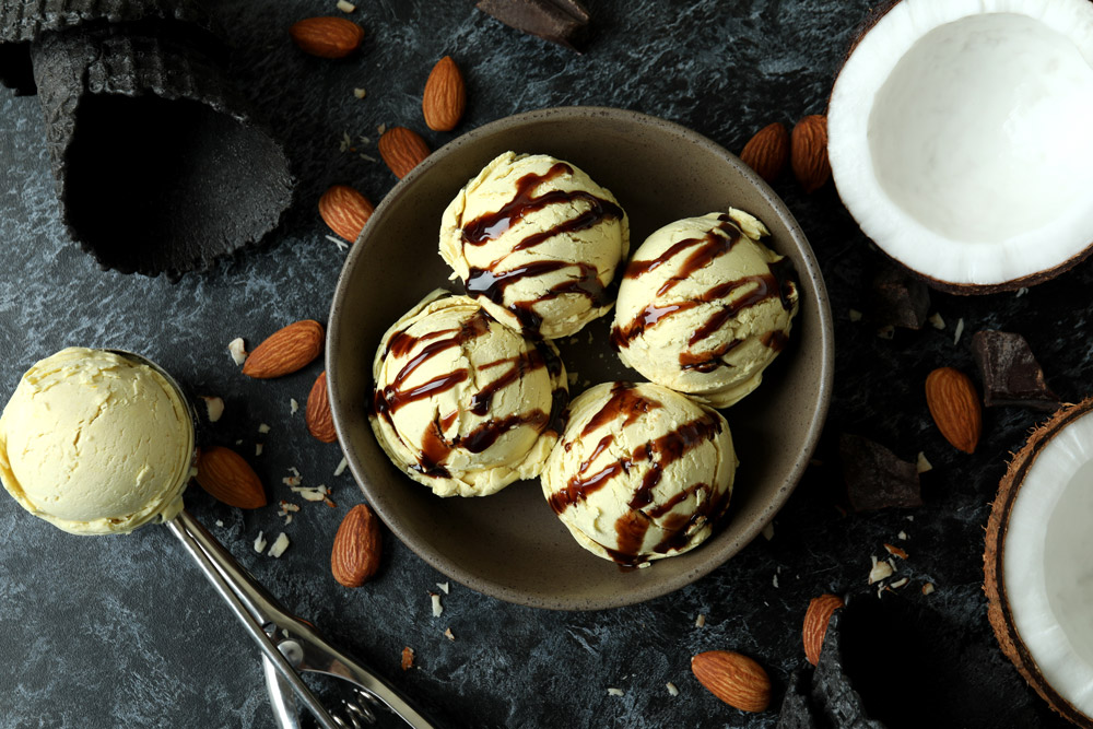 Cooked Method Creamy Coconut Almond Ice Cream with Chocolate Drizzle