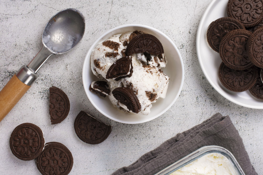 Make Cookies and Cream Ice Cream Sundae