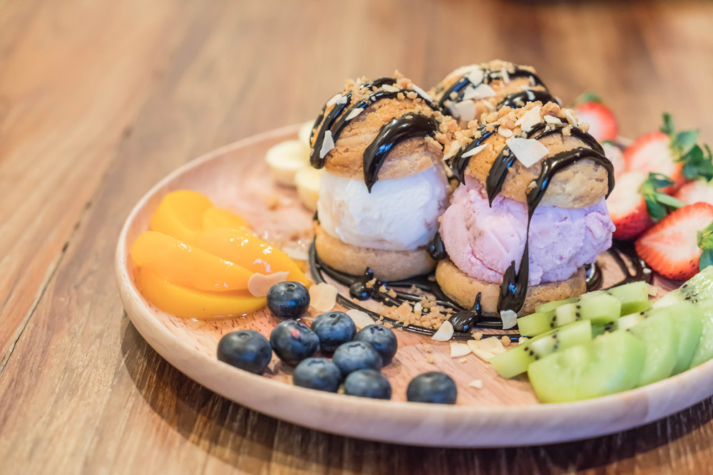 Profiterole Ice Cream Sandwich with Mixed Fruits