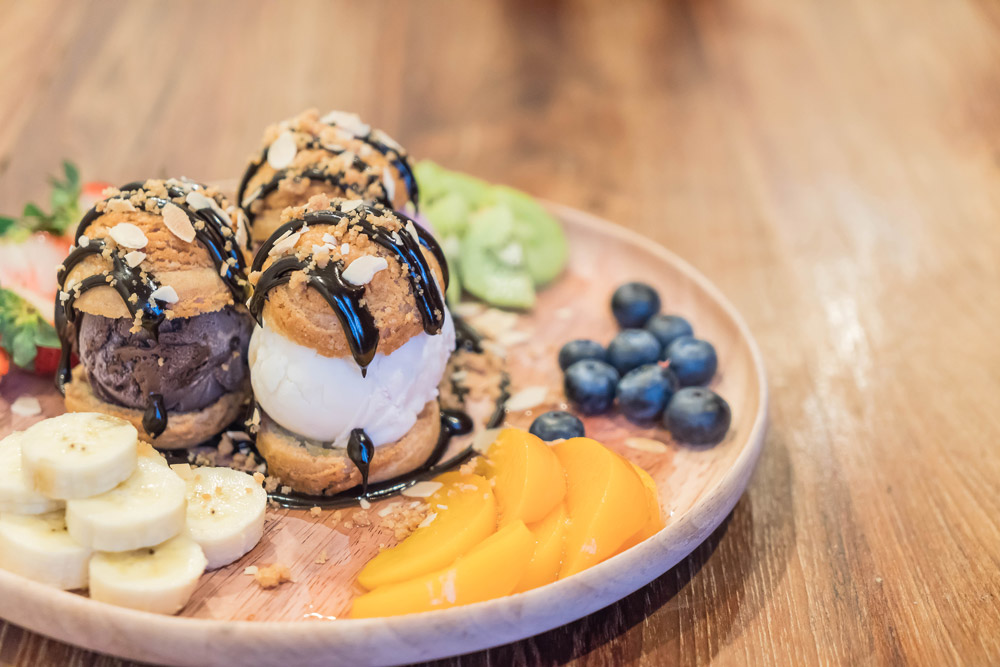 Serving Profiterole Ice Cream Sandwich with Mixed Fruits